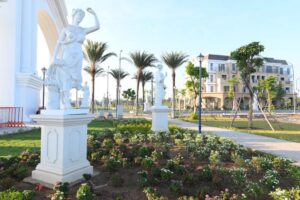 Tiện ích khu vườn tượng châu Âu, cụm nhà mẫu Agora City đã hoàn thiện và chuẩn bị đưa vào khai trương, đón khách giữa tháng 5 và đầu tháng 6/2024