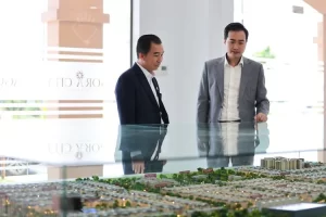 Ông Đinh Minh Tuấn – Giám đốc khu vực miền Nam Batdongsan.com.vn (bên phải) tham quan thực tế dự án Agora City – Thủ Thừa (Long An)