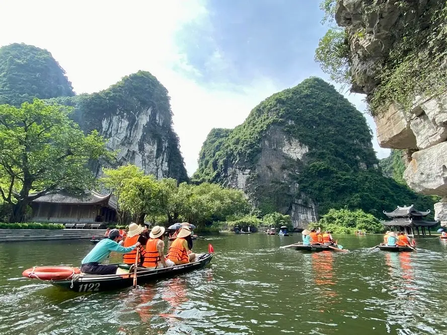 Du ngoạn đầu năm tại Tràng An - địa điểm du xuân đầu năm hội tụ vẻ đẹp thiên nhiên và văn hóa 